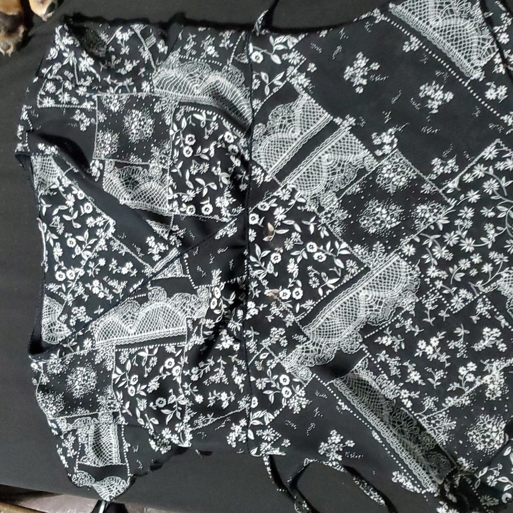 Beautiful women's shirt no tags probably a medium